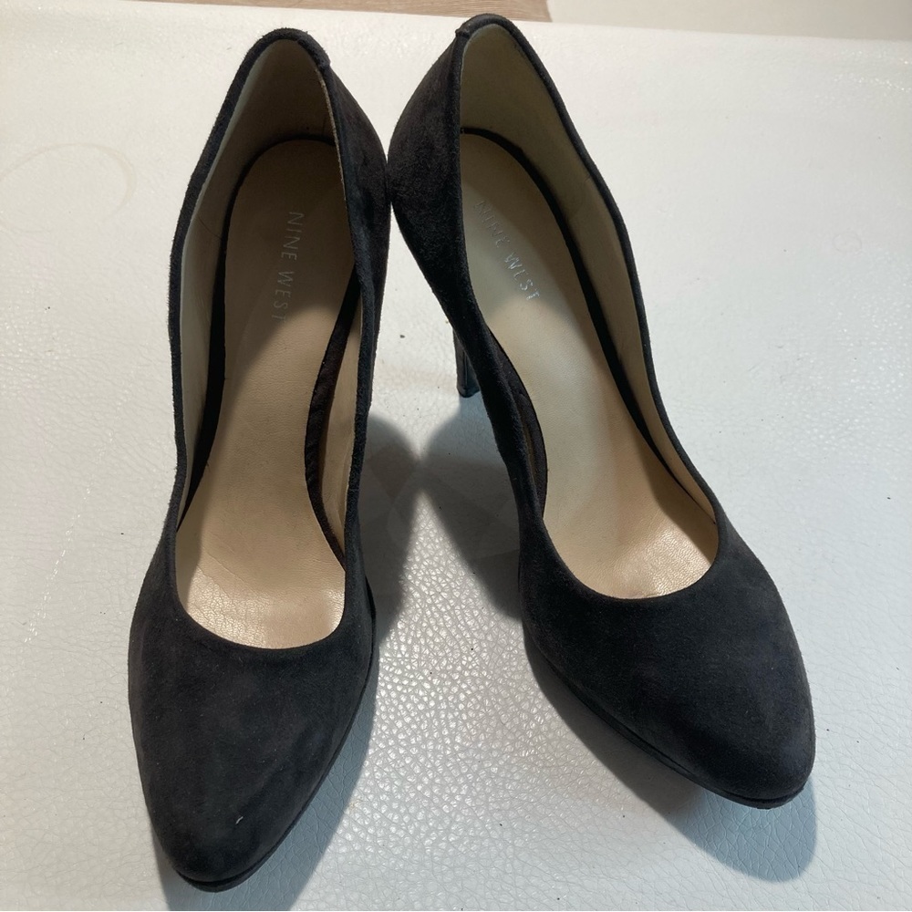 𝅺NINE WEST  Sz 9 Suede Grey Heeled Almond Toe Pumps Shoes